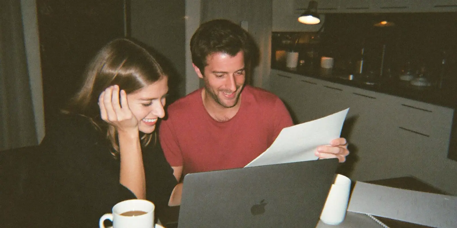 Ehepaar geht am Küchentisch gemeinsam die Steuerunterlagen durch