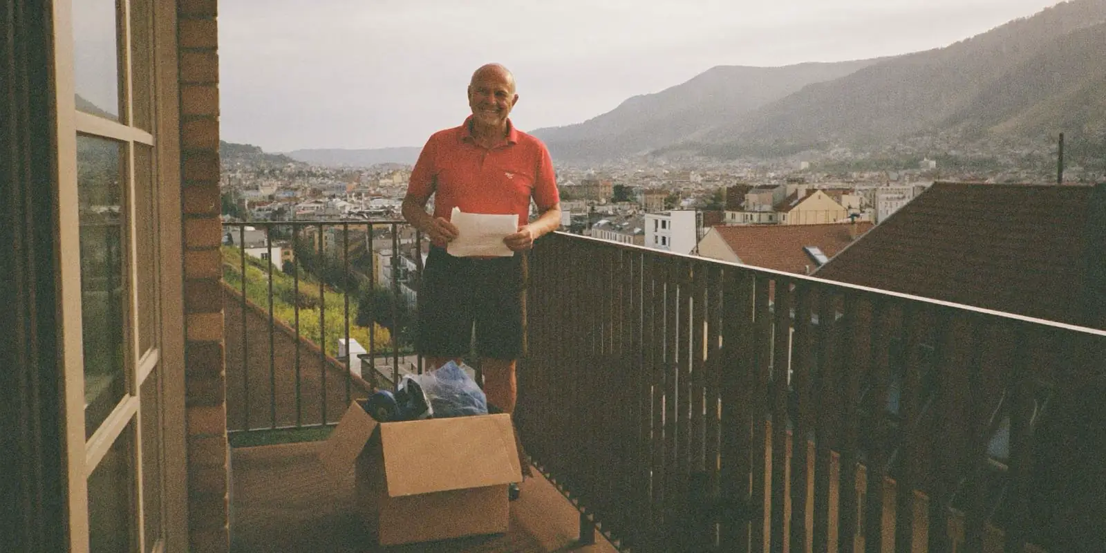 Frisch pensionierter Mann auf dem Balkon über den Dächern von Winterthur