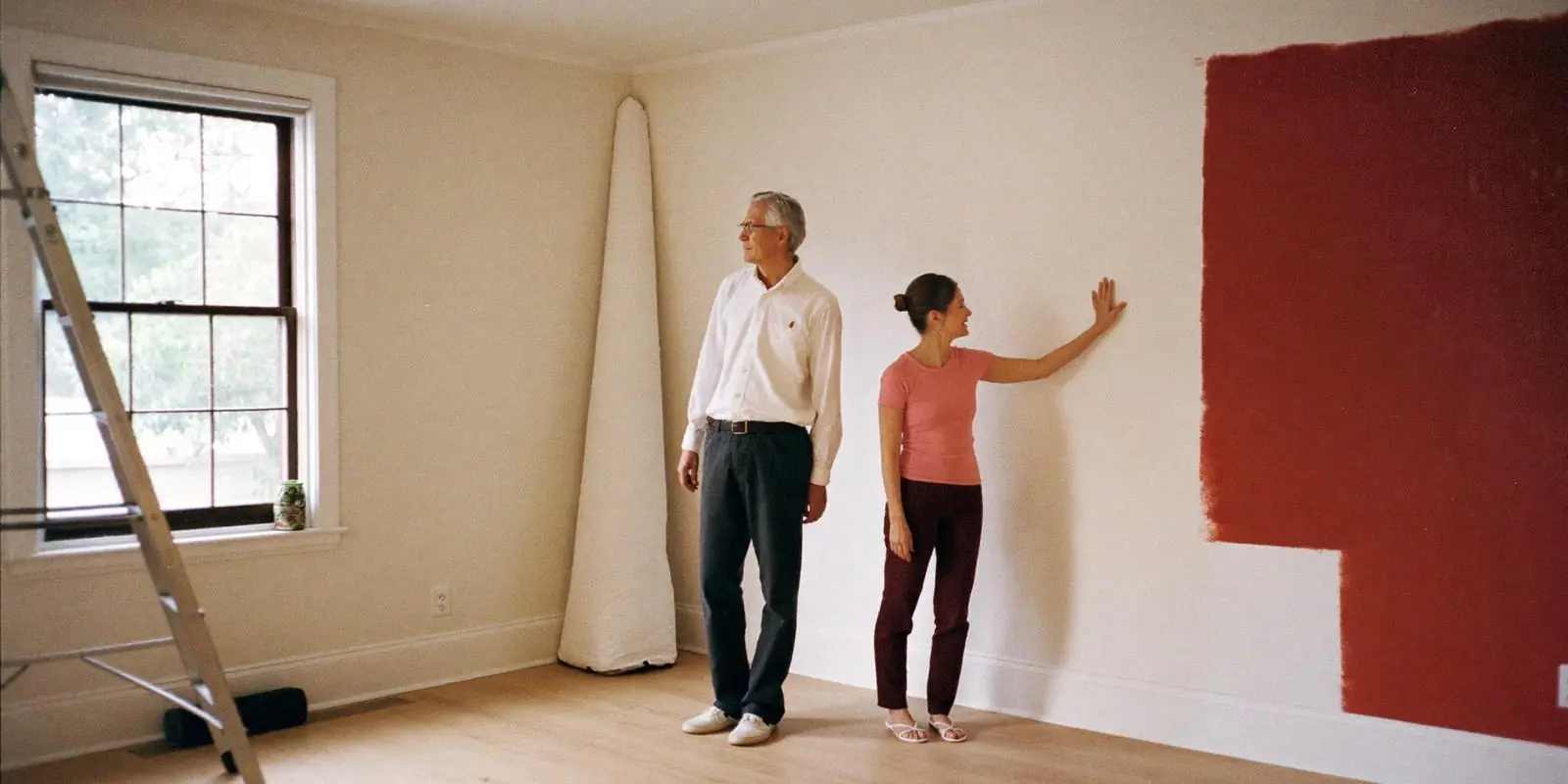 Paar im frisch renovierten Wohnraum — Liegenschaftsunterhalt