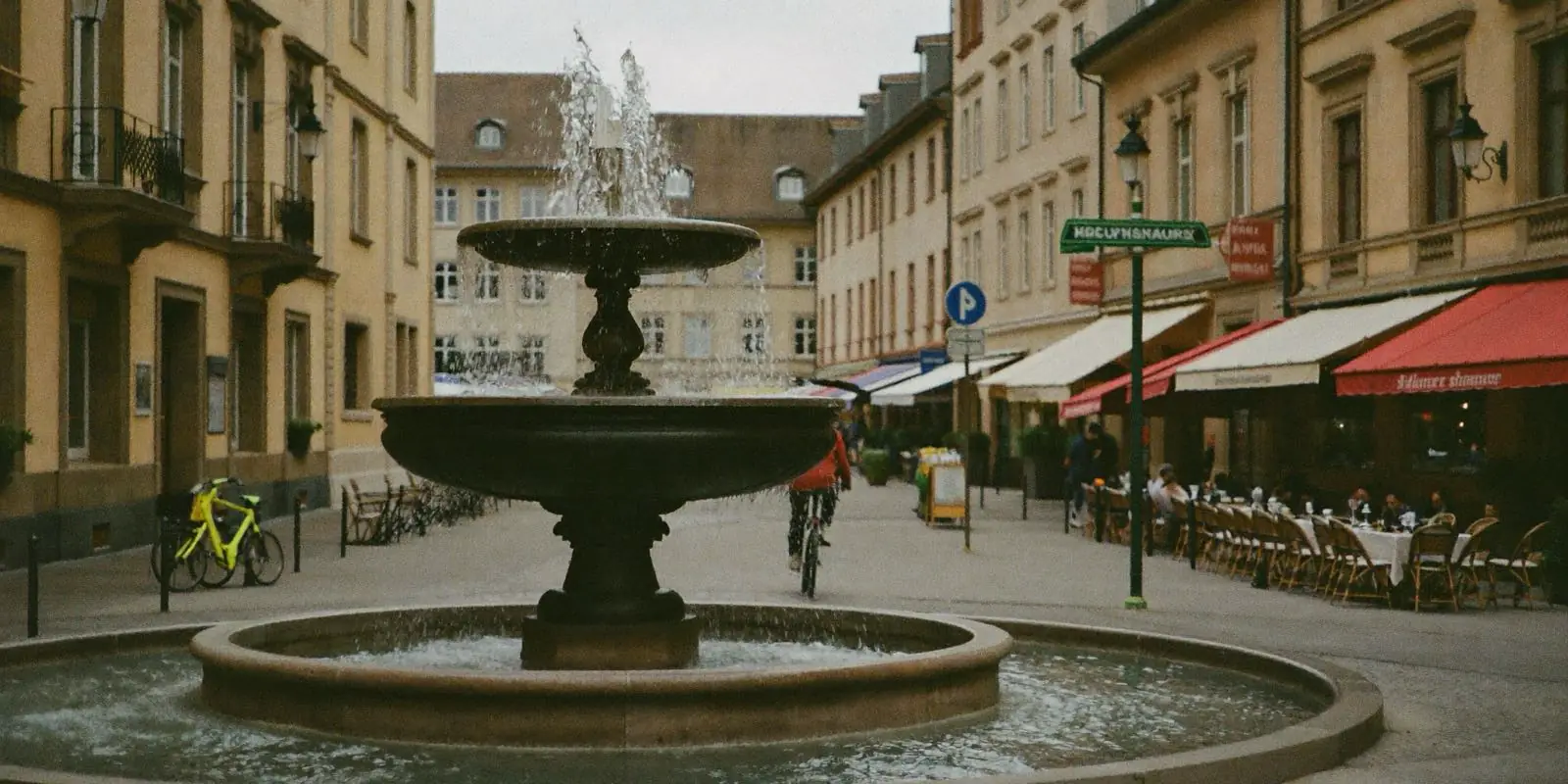 Altstadtgasse in Winterthur mit historischen Fassaden und Brunnen